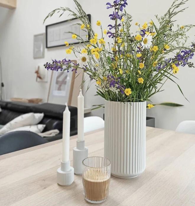 Ako skombinovať jarné kvety a vázu – tipy floristky Zuzky