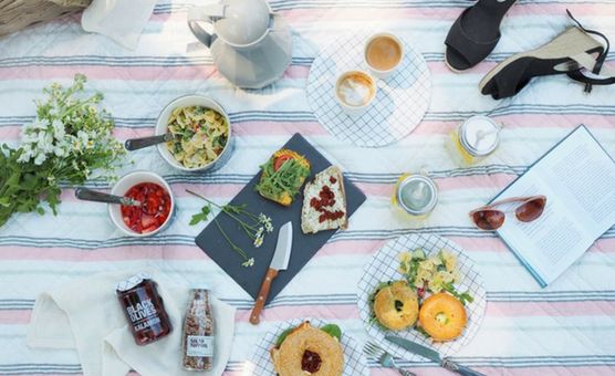 Letný brunch v tráve